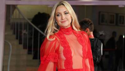 Kate Hudson Gets Glam In Red Gown As She Poses With A Cute Dog At The Venice Film Festival - hollywoodlife.com - Italy