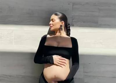 Kylie Jenner announces her second pregnancy with emotional video - evoke.ie