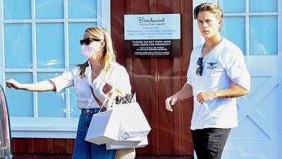 Reese Witherspoon’s Son Deacon, 17, Towers Over Her As They Go Shopping Together - hollywoodlife.com - California