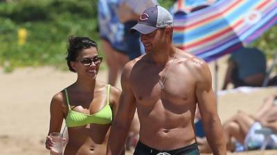 Sofia Pernas, Justin Hartley show off beach bodies during Hawaiian vacation - www.foxnews.com