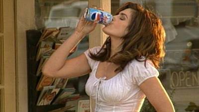 Cindy Crawford recreates 1992 Pepsi ad to raise money for cancer research - www.foxnews.com - USA