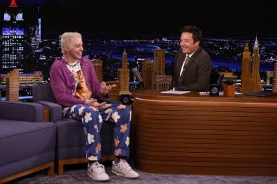 Pete Davidson Told Machine Gun Kelly ‘You’re A F**king Moron’ As Pair Fell Off ‘SNL’ Stage, Gets A Surprise From Jon Stewart On ‘The Tonight Show’ - etcanada.com