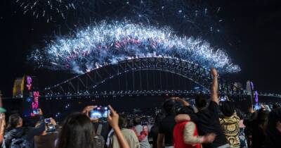 World welcomes 2022 with fireworks and parties but coronavirus threat continues - www.dailyrecord.co.uk
