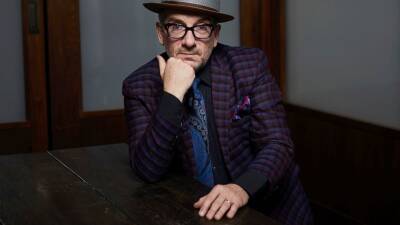 Elvis Costello - Elvis Costello rocks out from the back porch - abcnews.go.com - France - New York - Los Angeles - city Vancouver