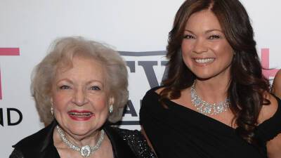 Valerie Bertinelli - Betty White - Betty White's 'Hot in Cleveland' co-star Valerie Bertinelli says she thinks about late star 'all the time' - foxnews.com - Los Angeles - county Cleveland