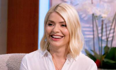 Holly Willoughby - Holly Willoughby shows off incredibly flexible yoga move! - hellomagazine.com