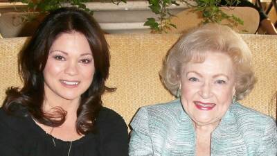 Valerie Bertinelli - Betty White - My God - Jane Leeves - Allen Ludden - Valerie Bertinelli Remembers Her 'Hot in Cleveland' Co-Star Betty White (Exclusive) - etonline.com - county Cleveland