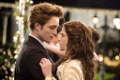 Robert Pattinson - Kristen Stewart - ‘Twilight’ filmmakers were worried about ‘illegal’ kiss between teen stars - nypost.com