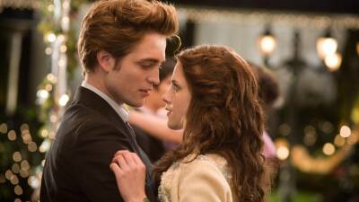 Edward Cullen - Robert Pattinson Fell Off a Bed While Kissing Kristen Stewart During a Twilight Audition - glamour.com