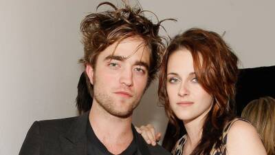Robert Pattinson - Kristen Stewart - Edward Cullen - Bella Swan - Catherine Hardwicke - Robert Pattinson Fell Off a Bed Kissing Kristen Stewart in 'Twilight' Audition, Says Director - etonline.com - county Stewart