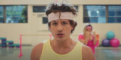 Charlie Puth - Charlie Puth Gets Fit in 'Light Switch' Music Video - Watch! - justjared.com