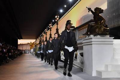 Naomi Campbell - Christian Dior - Kim Jones - Dior Reconstructs Paris In Spectacular Fashion Week Show - etcanada.com - Britain