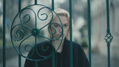 ‘Watcher’ Review: Maika Monroe Makes a Fine Modern Everywoman in an Eerie Throwback Thriller - variety.com - Romania - city Bucharest