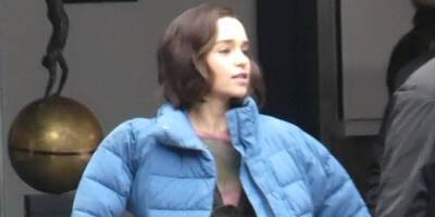 Emilia Clarke - Kingsley Ben-Adir - Samuel L.Jackson - Emilia Clarke Arrives on Set to Film Marvel Series 'Secret Invasion' - justjared.com - Britain