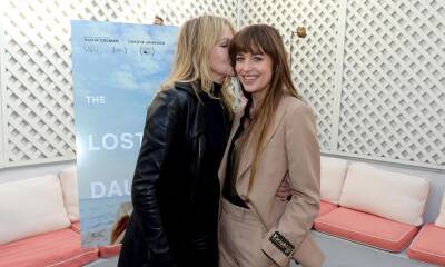 Dakota Johnson - Melanie Griffith - Dakota Johnson says her mom Melanie Griffith embarasses her in front of a lot of people - us.hola.com