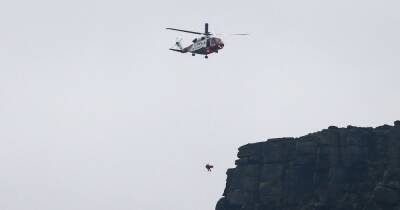 Raven - Huge emergency service response after two women fall from beauty spot near Dovestone Reservoir - manchestereveningnews.co.uk - Manchester