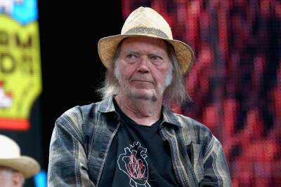 Neil Young - Joe Rogan - Covid Vaccine - Neil Young threatens to pull music from Spotify to protest Joe Rogan ‘misinformation’ - nypost.com - Sweden - county Young