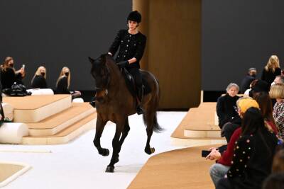 Grace Kelly - Williams - Chanel - Grace Kelly’s Granddaughter Charlotte Casiraghi Rides A Horse On The Runway At Paris Fashion Week - etcanada.com - Paris - Monaco