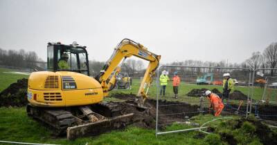 Burst water mains causes 'huge sink hole' in field - manchestereveningnews.co.uk - Manchester