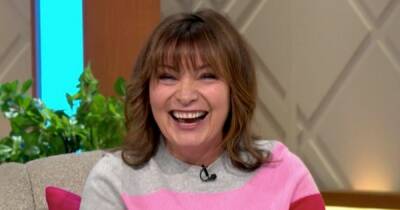 Lorraine Kelly - Lorraine - Lorraine Kelly gets the giggles after Dr Amir Khan's cheeky 'thrusting' comment - ok.co.uk - Britain