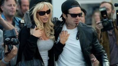 Pamela Anderson - Seth Rogen - Lily James - Tommy Lee - Jay Leno - Pam - 'Pam & Tommy' recaps sex tape drama through a #MeToo lens - abcnews.go.com - New York - county Lewis - county Anderson - county Lee