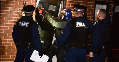 Silence broken on the streets as officers smash down doors in dawn raids - www.manchestereveningnews.co.uk