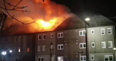 Fire crews battle huge blaze at Livingston flats as 15 appliances descend on scene - www.dailyrecord.co.uk - Scotland