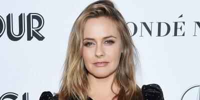 Alicia Silverstone Gives the Middle Finger to Body Shamers in New TikTok: 'I Think I Look Good' - www.justjared.com