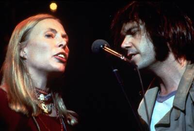 Joni Mitchell Removing Her Music From Spotify: “I Stand With Neil Young!” - deadline.com