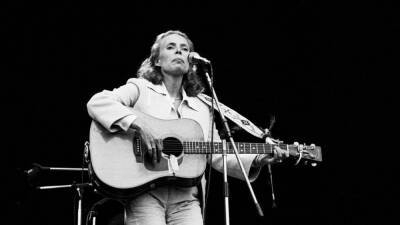 Joni Mitchell's Removing Her Music From Spotify: 'I Stand With Neil Young!' - www.etonline.com