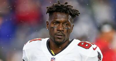 Antonio Brown - Tampa Bay Buccaneers’ Antonio Brown Goes Viral After Removing Jersey, Going Shirtless for Mid-Game Exit - usmagazine.com - New York - Florida - Jersey - county Bay - city Tampa, county Bay