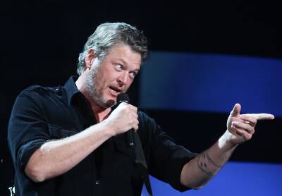 Blake Shelton Sings ‘God’s Country’ On Stage With Adorable Young Fan - etcanada.com