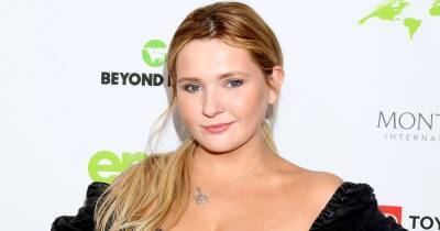 Abigail Breslin - Abigail Breslin Slams Troll Who Called Her a ‘Pathetic Loser’ for Wearing a Mask Following Father’s Death From COVID-19 - usmagazine.com - New York