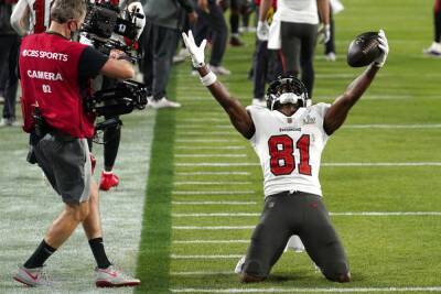 Tampa Bay Buccaneers Receiver Antonio Brown Claims Injury Before Jersey-Throwing Exit: Update - deadline.com - New York - New York - Jersey - county Bay - city Tampa, county Bay