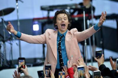 Harry Styles Fan Sues After Being ‘Crushed’ By The Crowd During One Of His Concert - perezhilton.com - Los Angeles