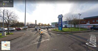 Armed robber holds shop assistants at knifepoint before making off with cash - dailyrecord.co.uk - Scotland - New York - Beyond