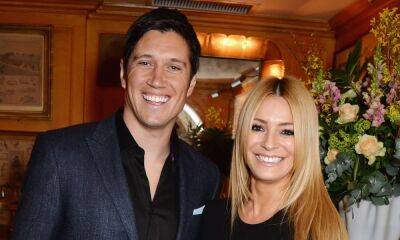 Claudia Winkleman - Tess Daly - Vernon Kay - Tess Daly's fans seriously divided as husband Vernon Kay unveils huge tattoo - hellomagazine.com - USA