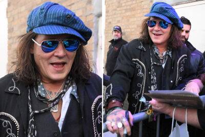 Johnny Depp - Amber Heard - Camille Vasquez - Joelle Rich - Johnny Depp unrecognizable as he poses for selfies with fans in NYC - nypost.com - Spain - USA - New York - California - Washington - Israel - county Hampton - county Heard