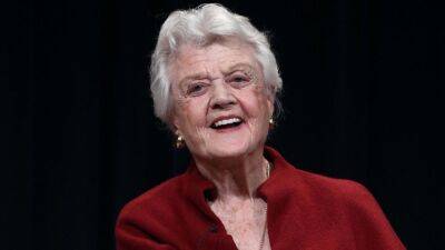 Judy Garland - Angela Lansbury - Peter Shaw - Angela Lansbury, Beloved Actress and 'Murder, She Wrote' Star, Dead at 96 - etonline.com - Britain - USA - Taylor - county Garland - city Elizabeth, county Taylor