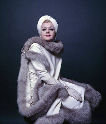 Angela Lansbury: A Career In Pictures - deadline.com - Los Angeles - county Gray