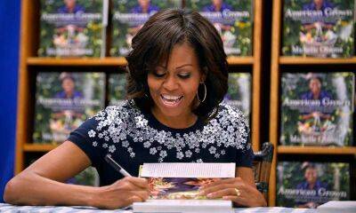Former First Lady Michelle Obama launches scholarship to award aspiring writers - us.hola.com