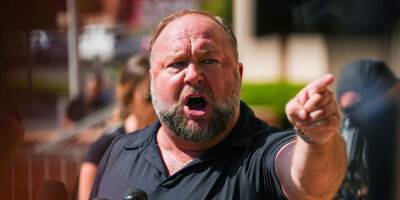 Alex Jones - Alex Jones Ordered to Pay Nearly $1 Billion to Sandy Hook Victims' Families - justjared.com - New York - state Connecticut - city Sandy - county Newton