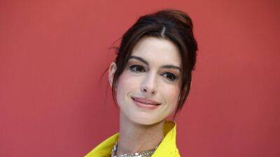 Anne Hathaway’s Bouffant Hairstyle Is an Effortless Nod to the ’60s - www.glamour.com - New York
