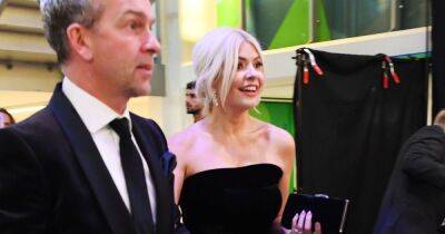 Holly Willoughby - Phillip Schofield - Dan Baldwin - Philip Schofield - Holly Willoughby supported by husband at NTAs as Philip Schofield makes low-key arrival - ok.co.uk - London - county Hall - city Westminster, county Hall