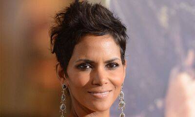 Halle Berry glows in makeup-free selfie from bed - hellomagazine.com