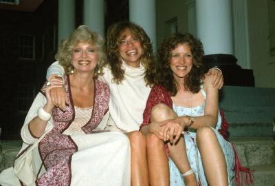 Carly Simon - Carly Simon Honors Sisters Joanna & Lucy Simon In Poignant Statement - deadline.com - New York