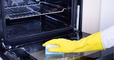 The 1p 'miracle' oven cleaning product that scrubs off stubborn stains and grease - www.dailyrecord.co.uk