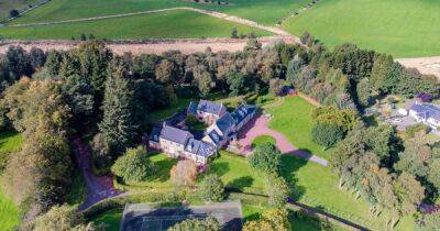 Stunning property on the banks of Bardowie Loch just 20 minutes from Glasgow up for sale - dailyrecord.co.uk - Scotland - county Moore - county Stewart
