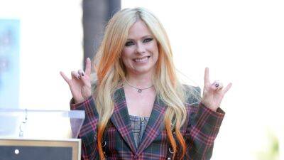 Avril Lavigne Got a Drastic Haircut From Another Celebrity on a Toilet — See Video - www.glamour.com
