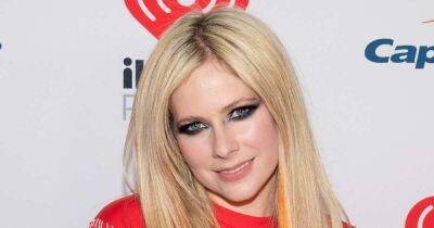 Avril Lavigne - Avril Lavigne Gets Her Hair Chopped Off By Yungblud While Sitting on a Toilet Seat: ‘I Need a Beer’ - usmagazine.com - Canada